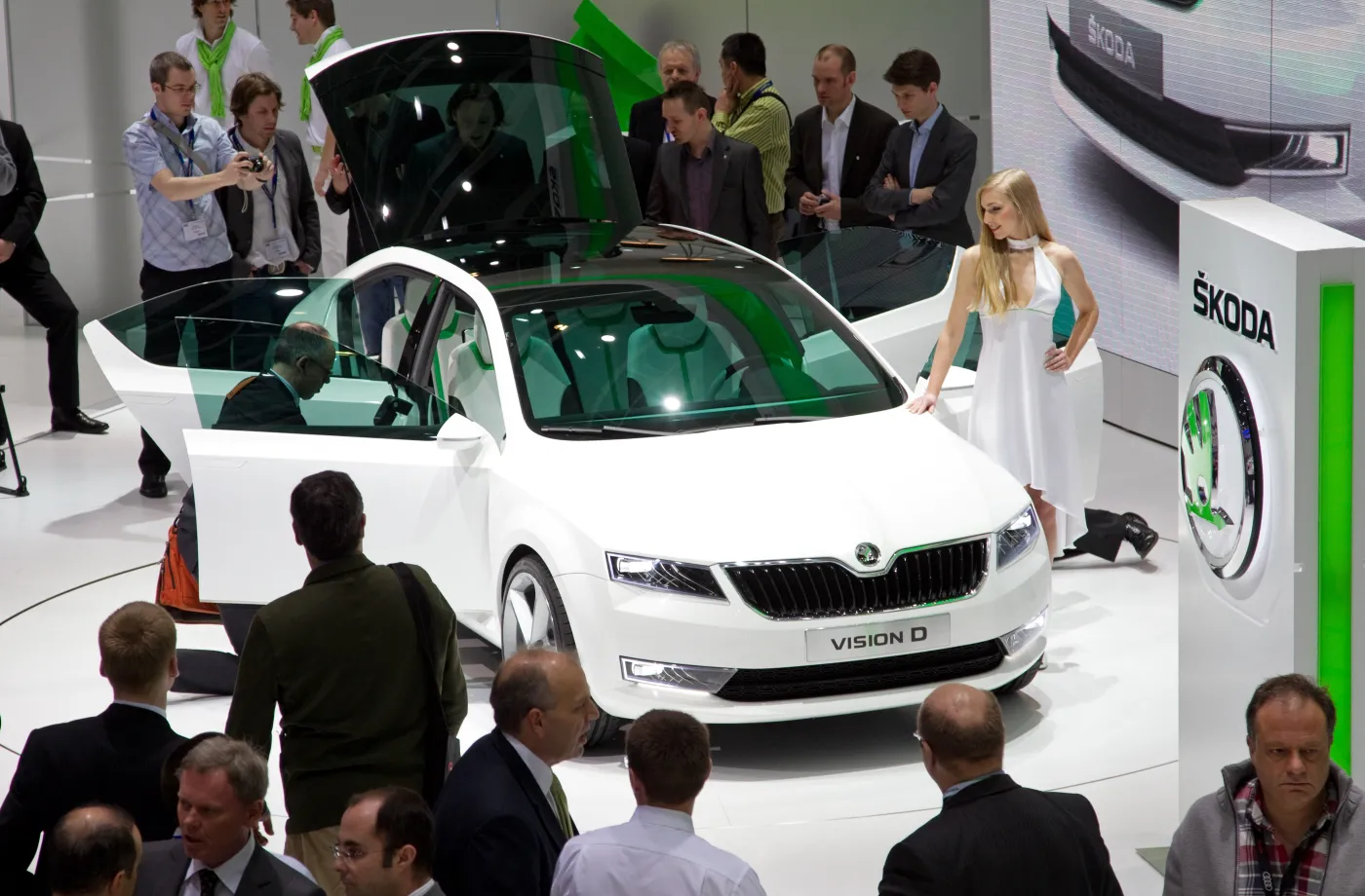 2836843-geneva-motor-show-2011-model-koncepcyjny-visiond-main.jpg