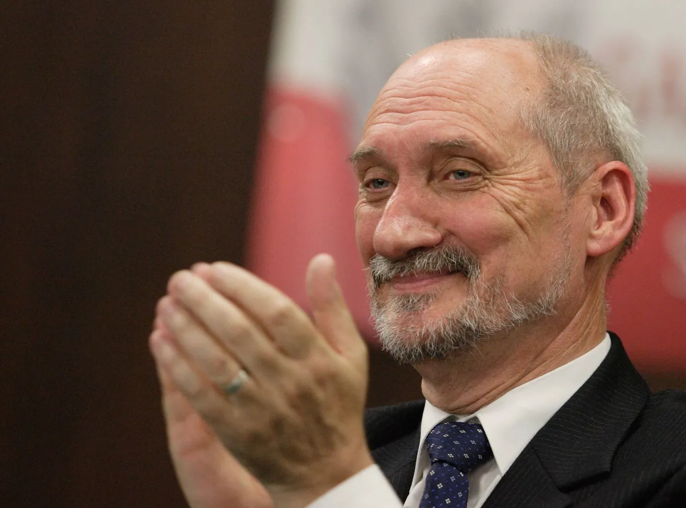 Zaskakujący sondaż. Macierewicz przystojniejszy od agenta Tomka