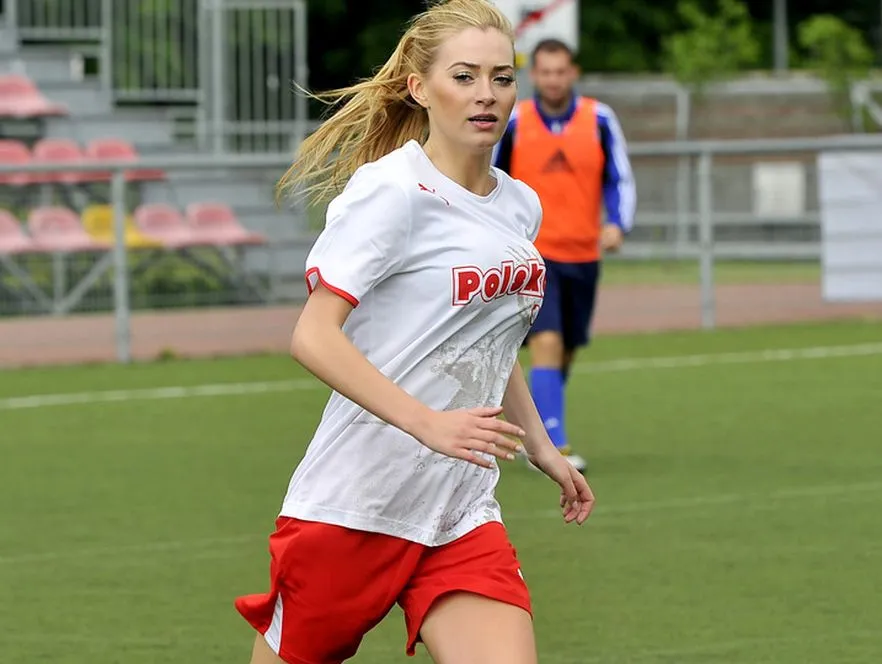 Miss Polonia na sportowo! Kibicuje i gra w piłkę