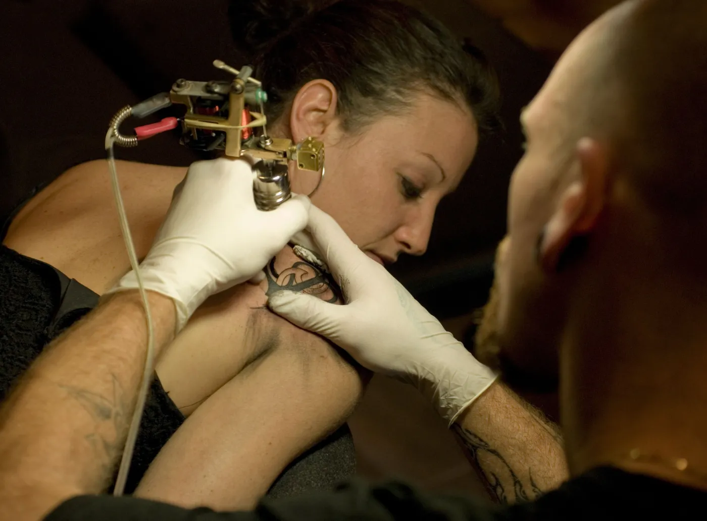kobieta robi tatuaż