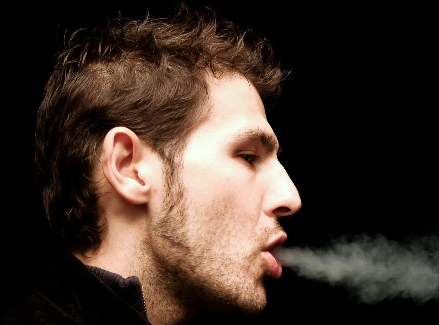 mężczyzna pali dym