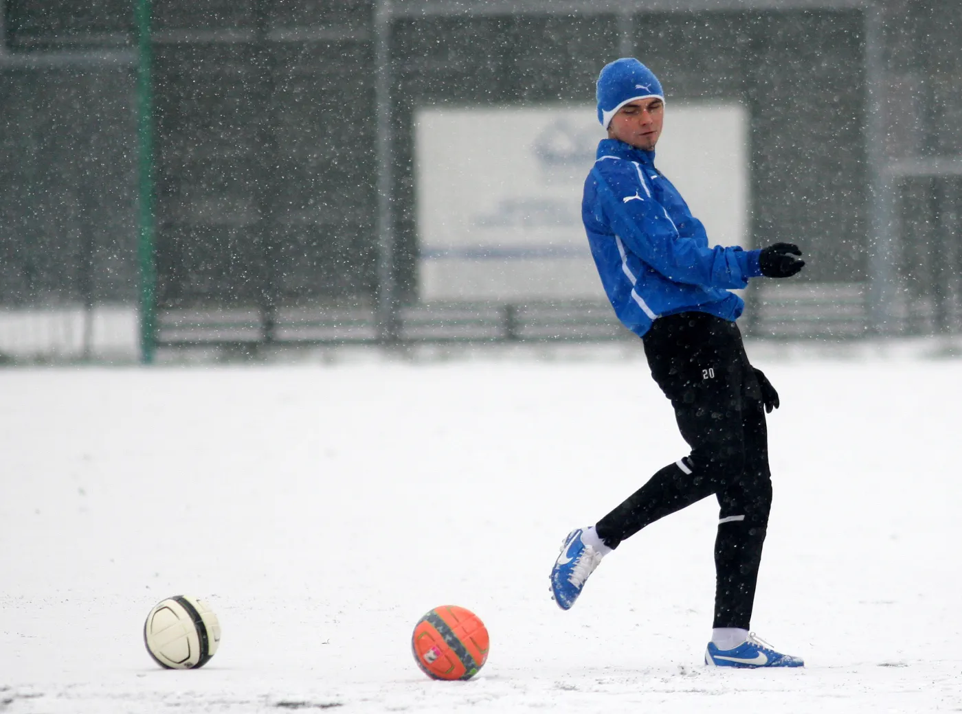 Pogoda nie rozpieszcza piłkarzy. Lech Poznań trenuje na śniegu
