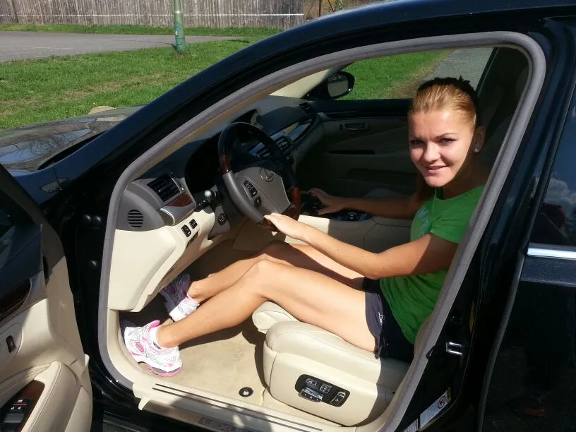 Oto nowa superbryka Radwańskiej! Isia i jej lexus LS na zdjęciach tylko w dziennik.pl