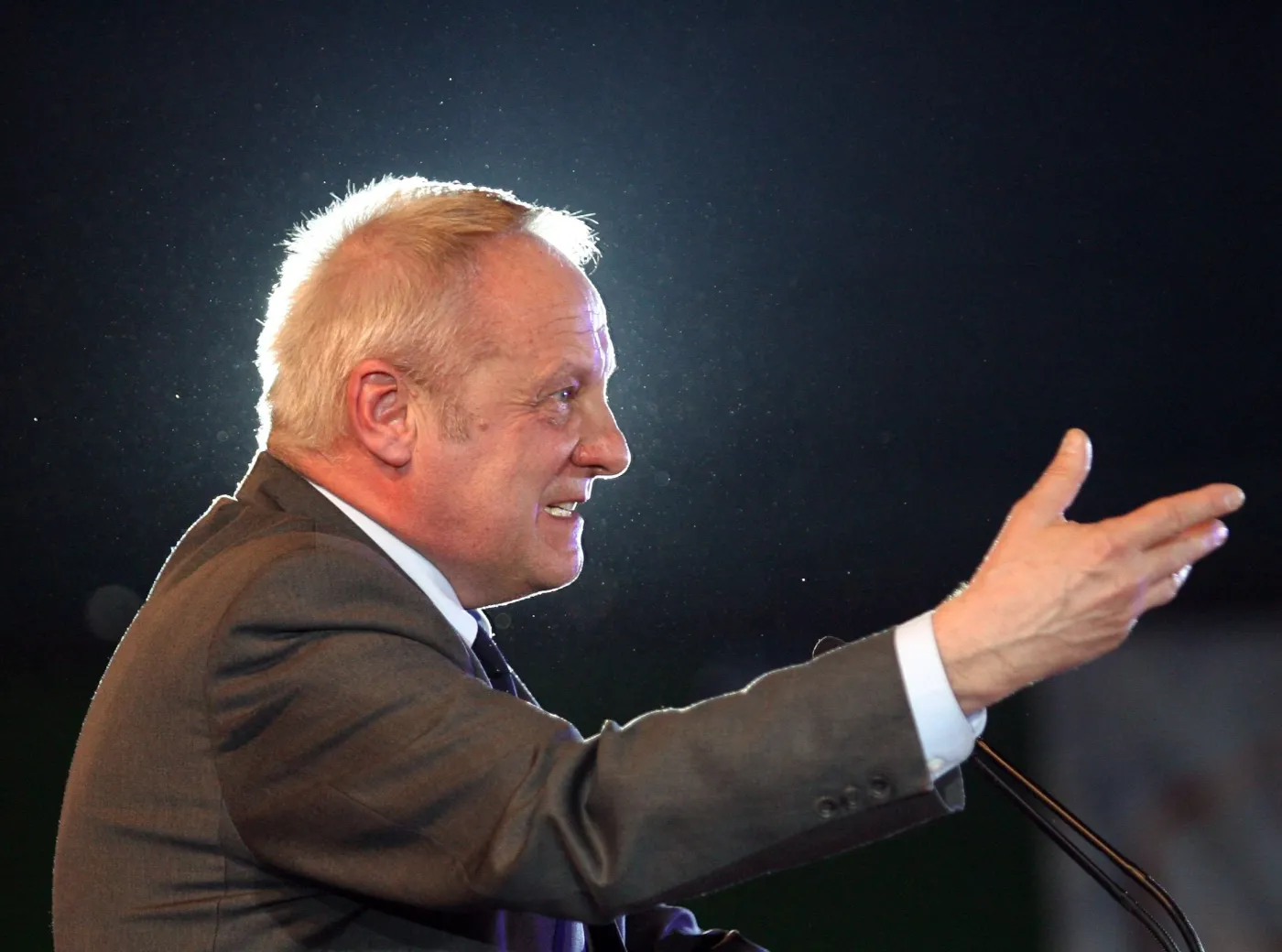 Niesiołowski zmiękł i przeprasza Holland