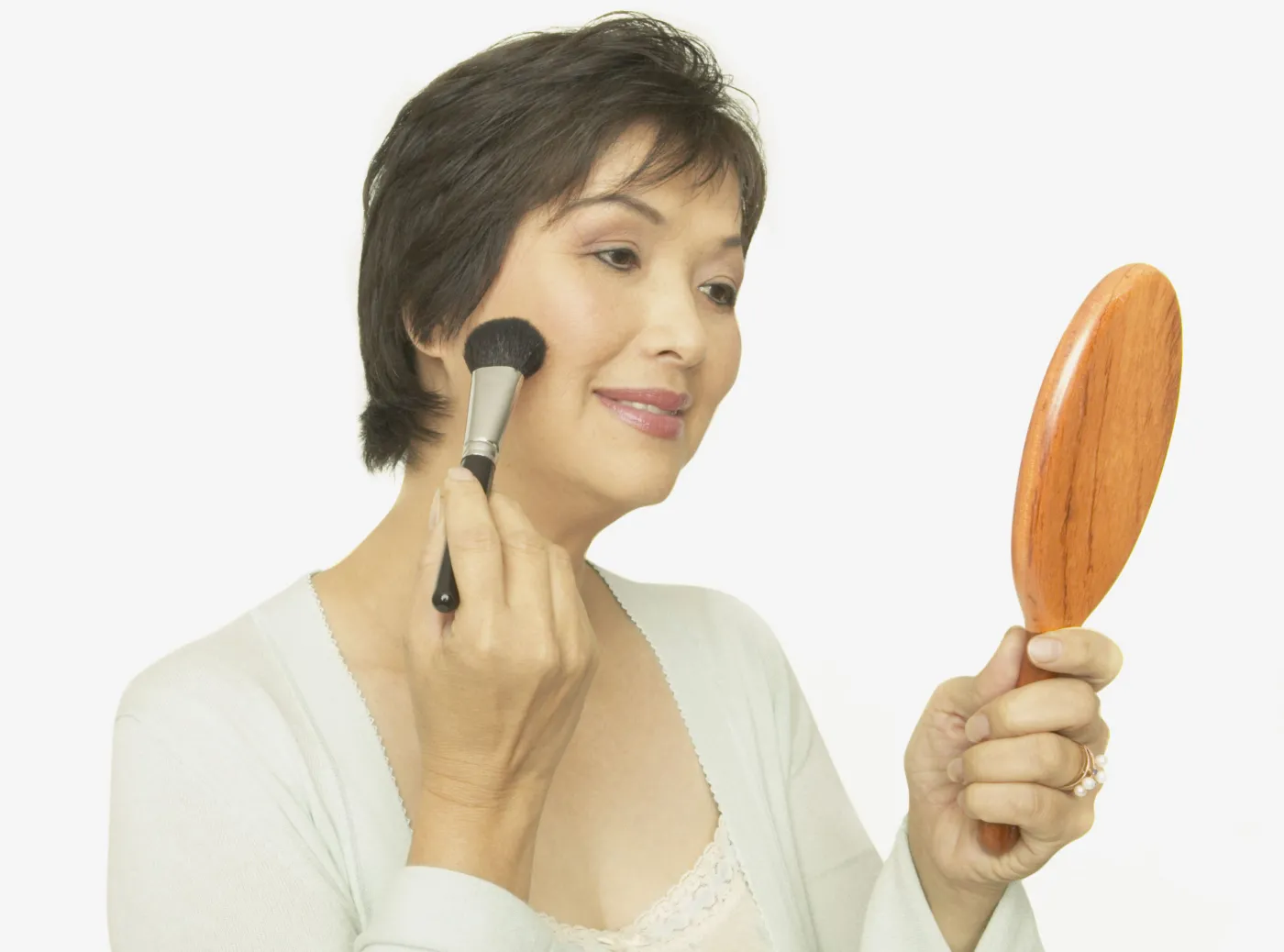 Kobieta robi makijaż