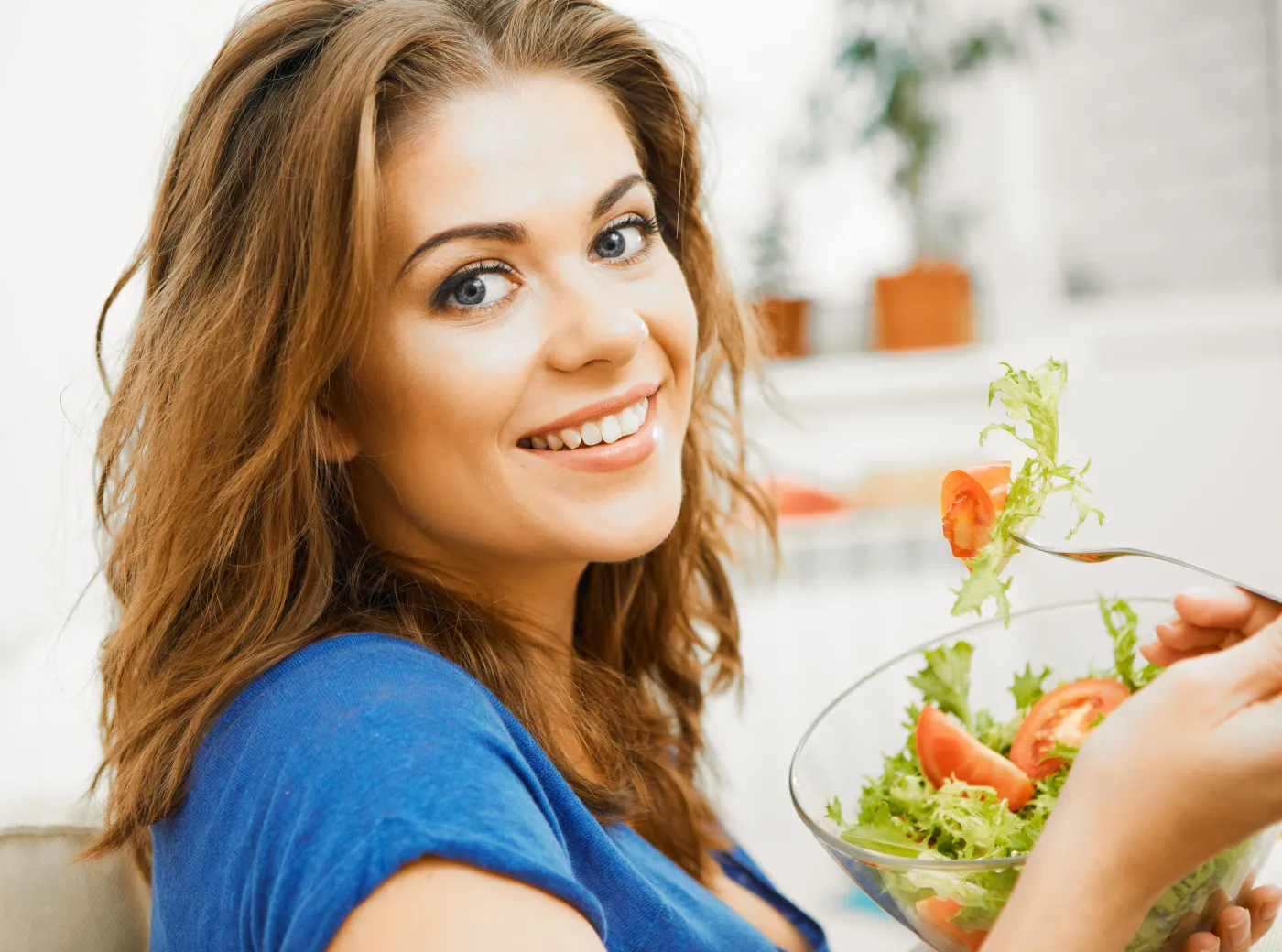 kobieta je sałatkę