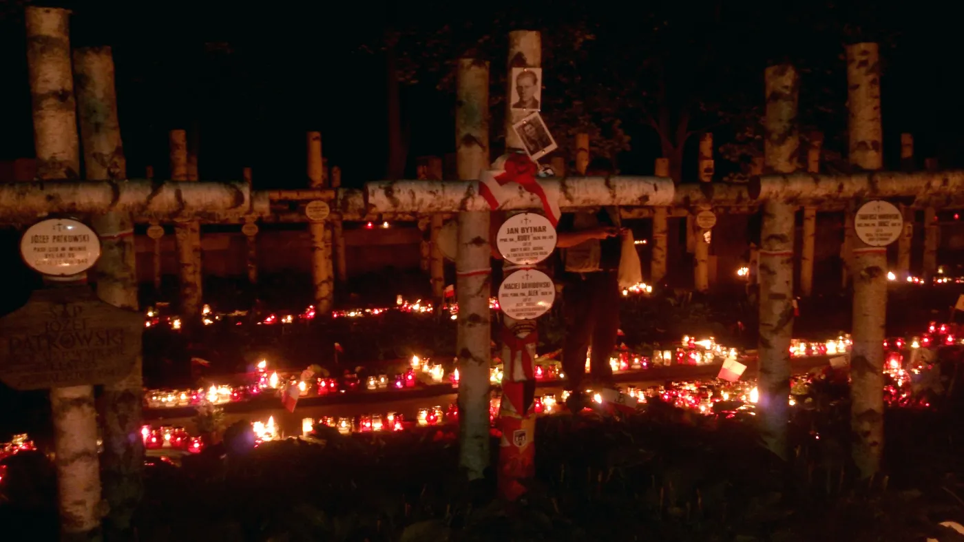 Bez polityków, salw i wieńców. Nocny hołd dla powstańców