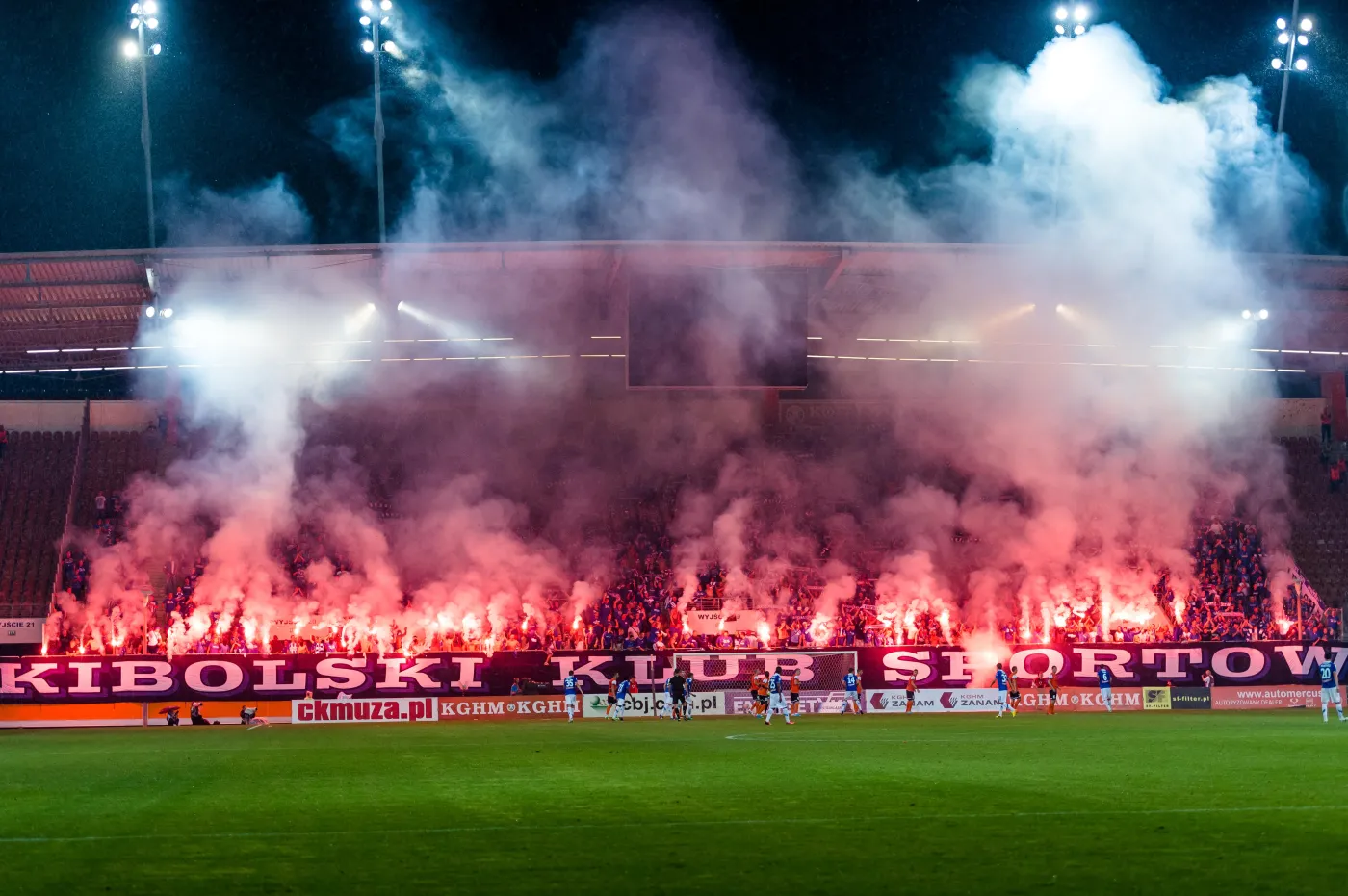 Po incydencie w Poznaniu szef MSW zaostrzy politykę wobec klubów