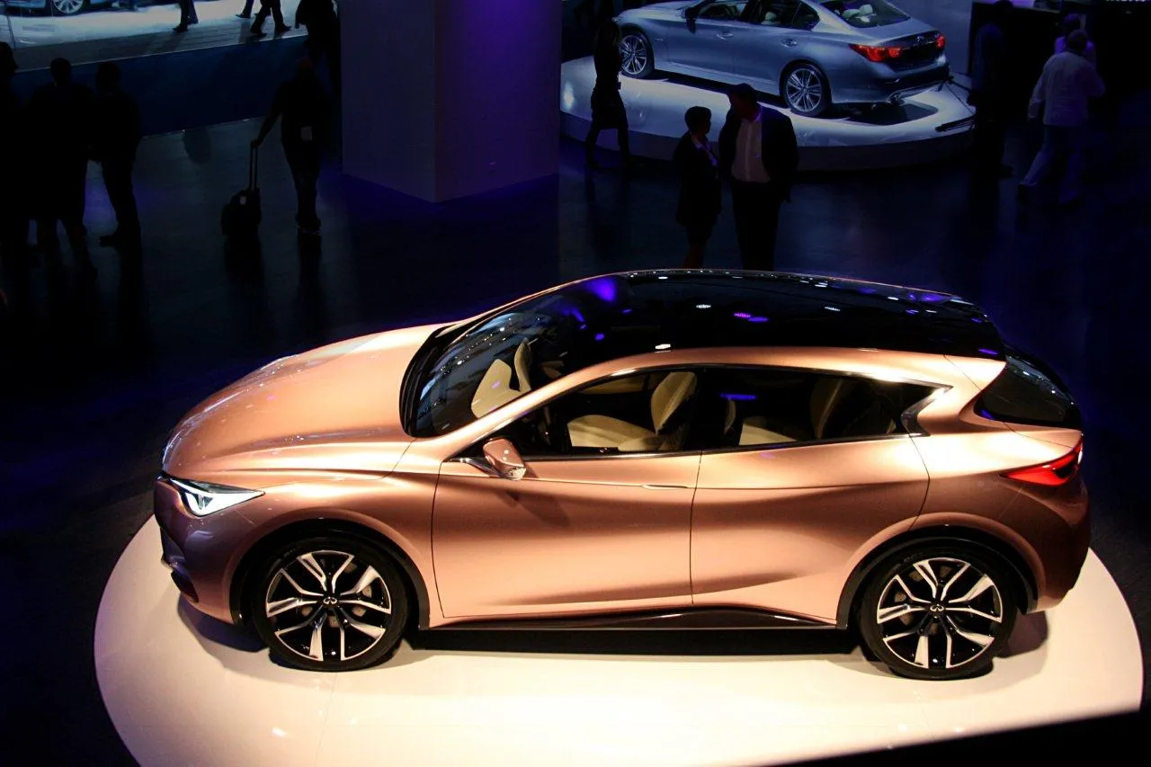 5414343-infiniti-q30-concept.jpg