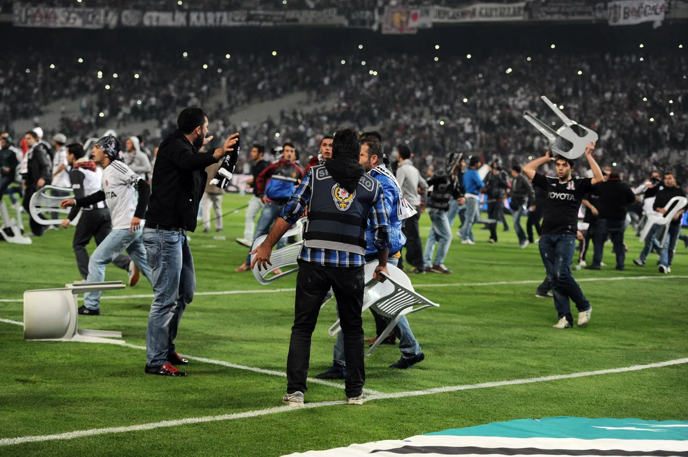 Liga turecka: Awantura w Stambule. Krzesła latały po boisku. ZDJĘCIA