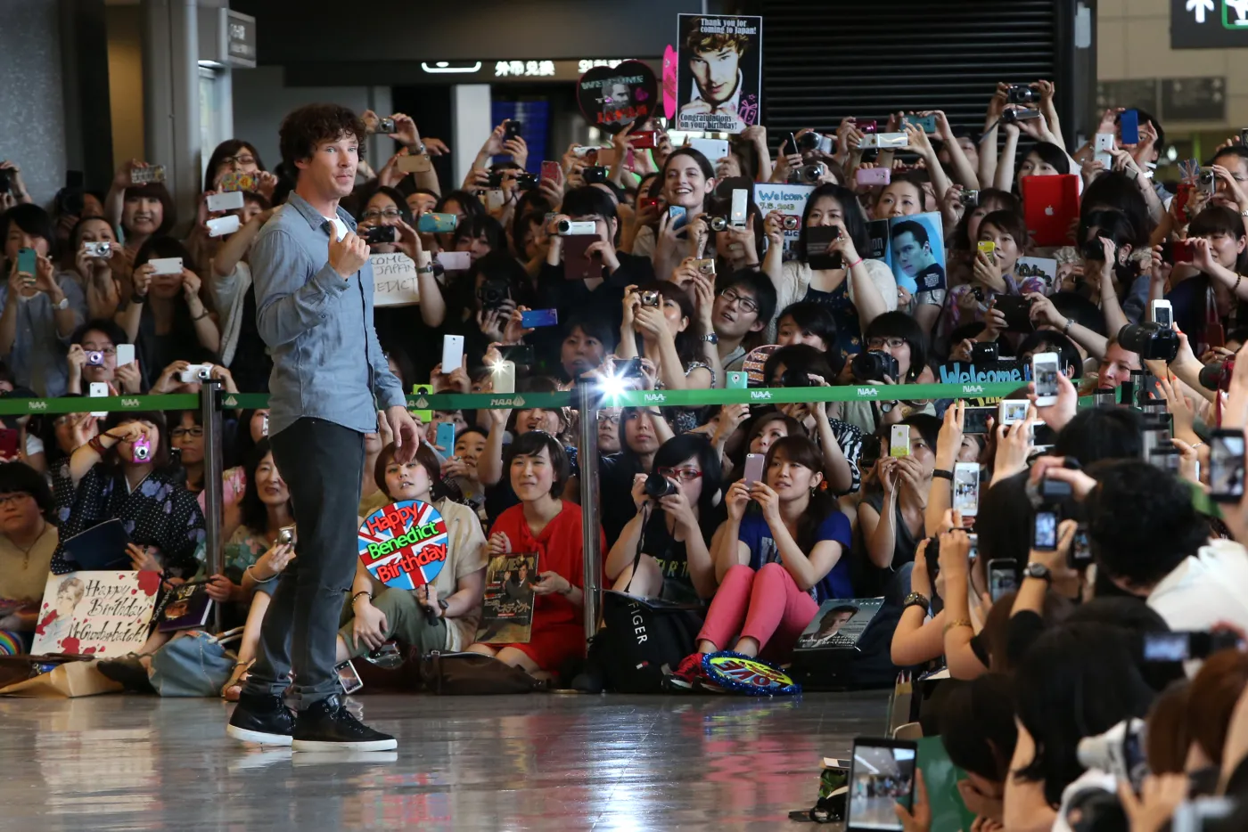 Takie rzeczy, to tylko w Japonii - królewskie powitanie Benedicta Cumberbatcha