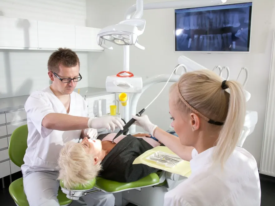 Kobieta u dentysty