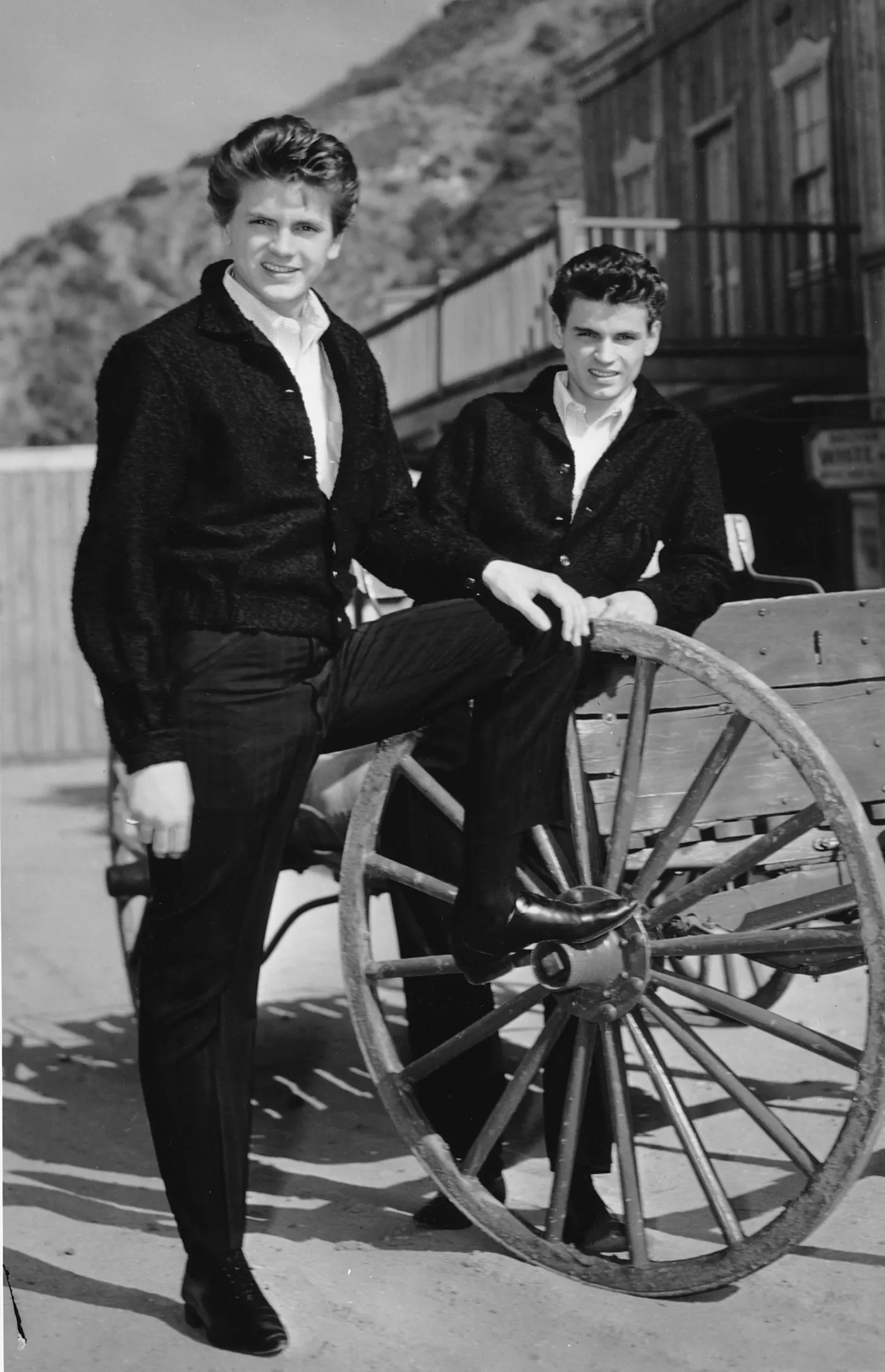 5687690-the-everly-brothers.jpg