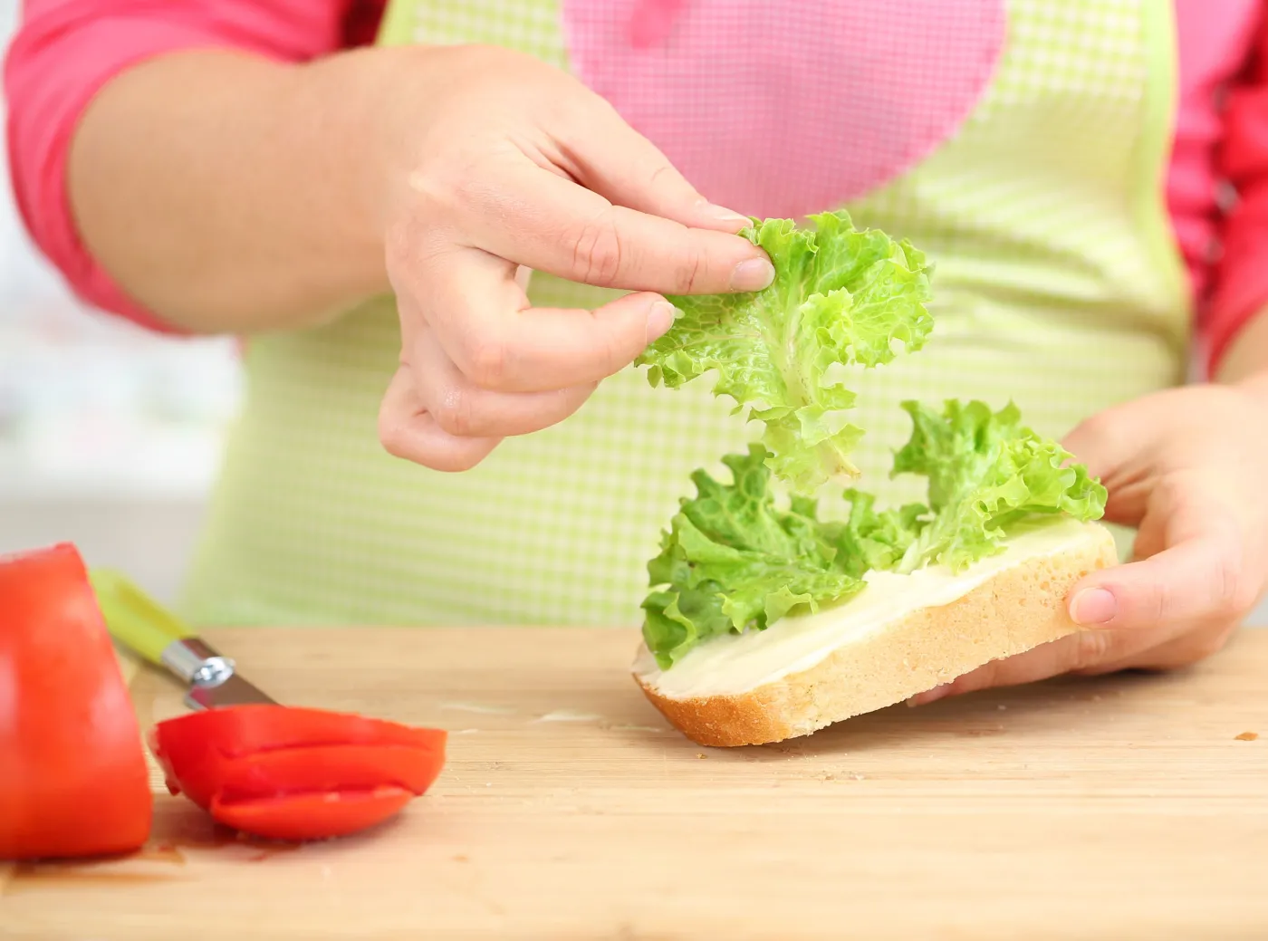 Kobieta robi kanapkę