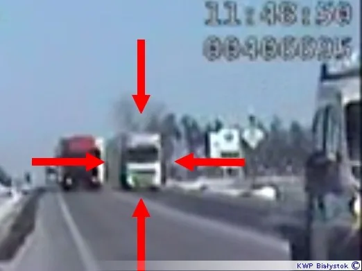 Zobacz, jak TIR szalał na drodze... tuż przy wypadku. Wideo policji