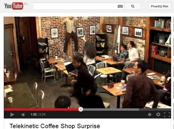 Kobieta o nadprzyrodzonych zdolnościach demoluje kawiarnię. Hit sieci! 