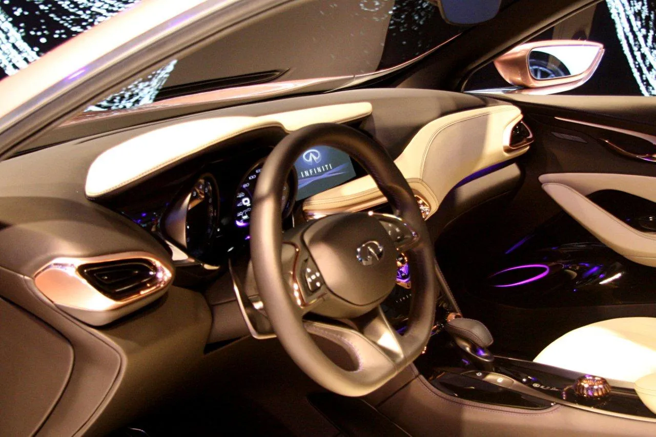 5414488-infiniti-q30-concept.jpg