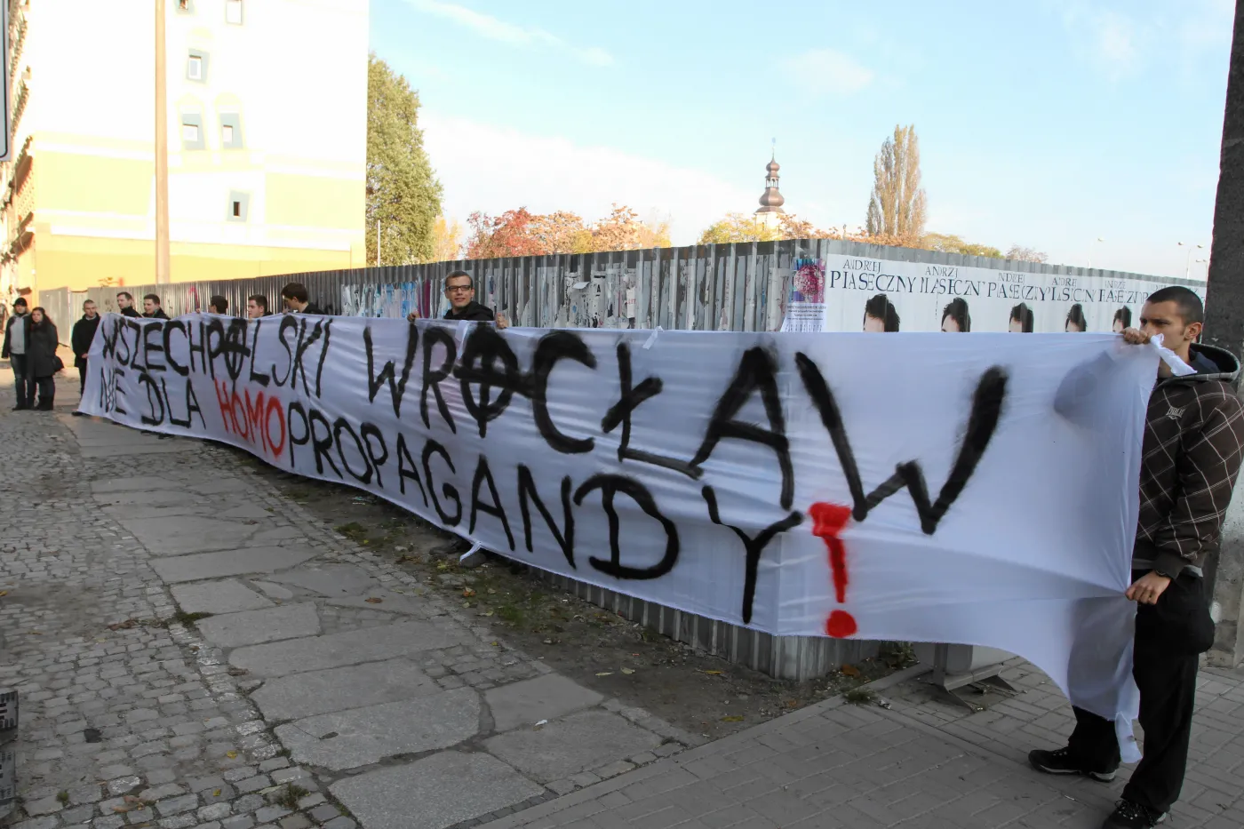 Biedroń na debacie w szkole. Protest narodowców: Znajdzie się kij na pedalski ryj