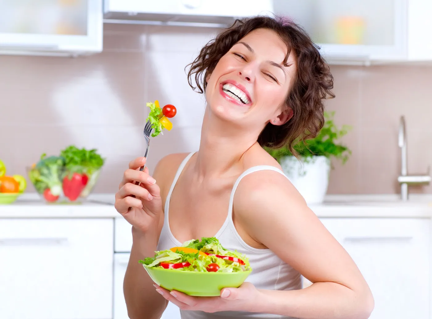 Kobieta je sałatkę