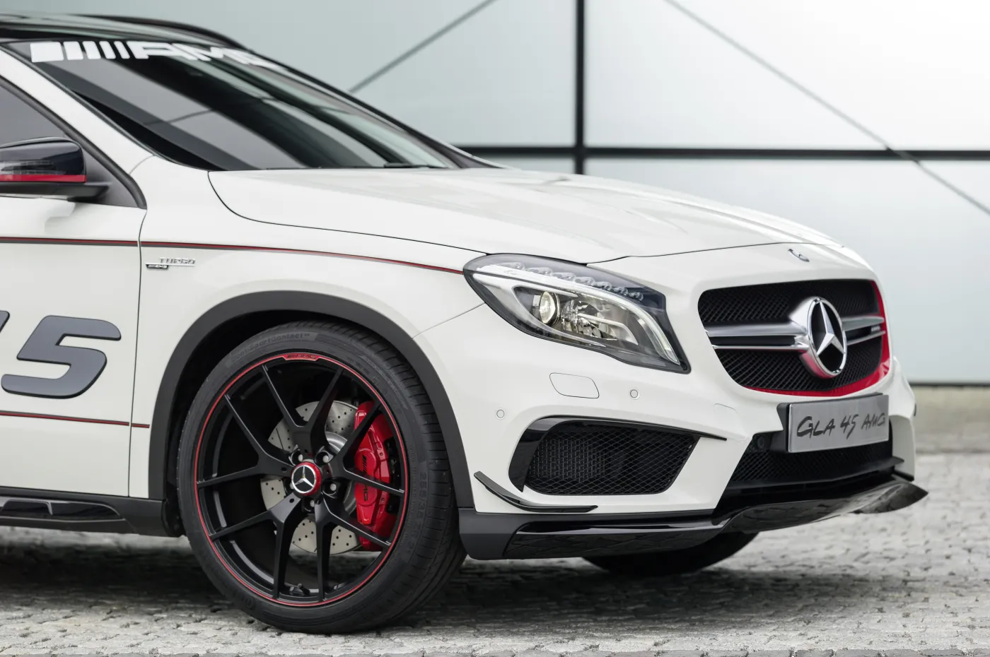 Mercedes wystrzelił nową rakietę! Zobacz pierwsze zdjęcia GLA 45 AMG