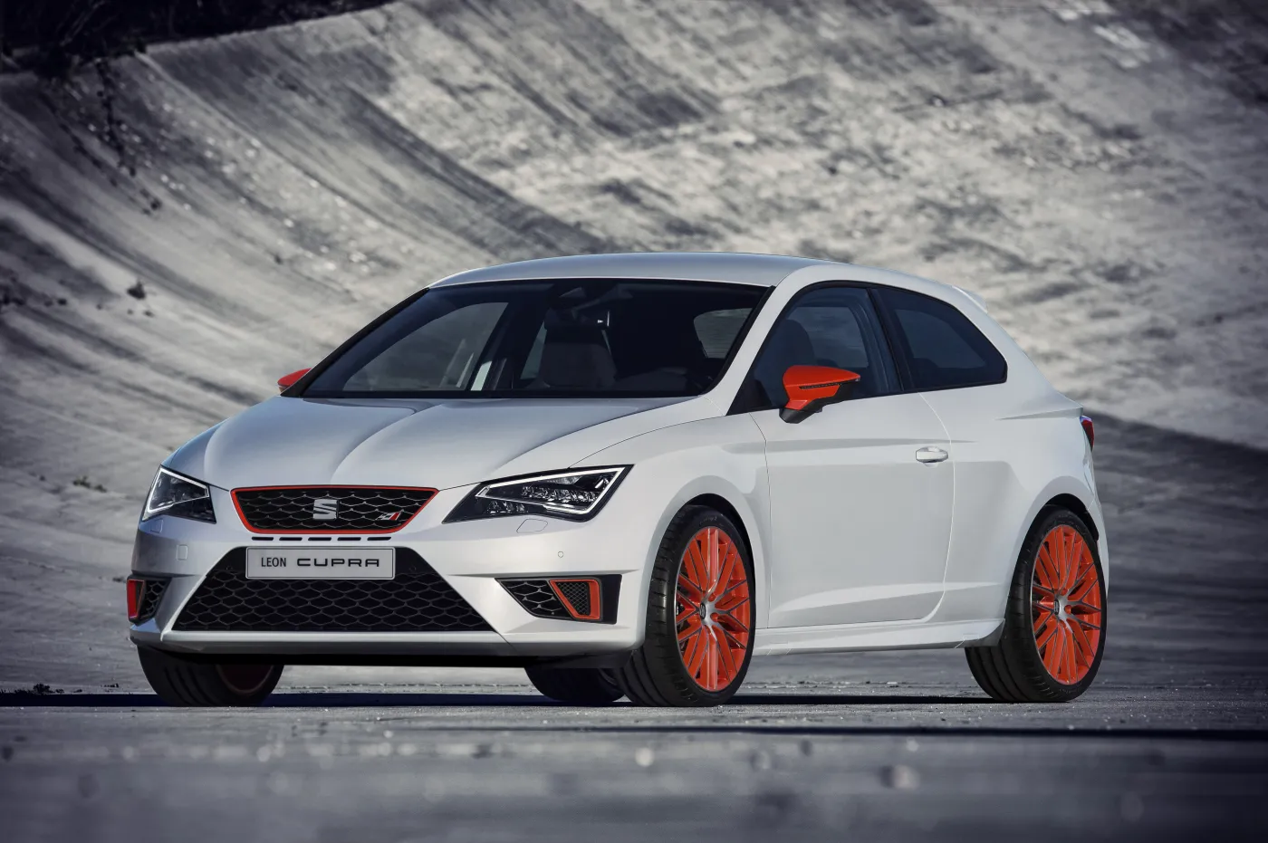 6100988-777758160seat-leon-cupra-rekord-na-nurburgringu-main.jpg
