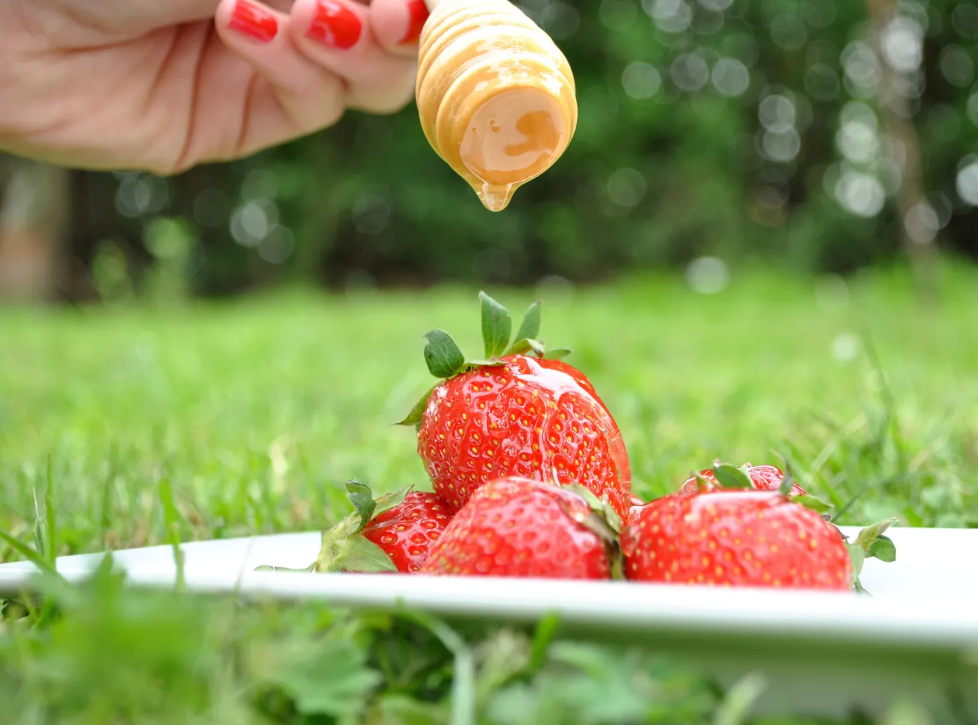 Idealne na majówkę. Leki prosto z kuchni: miód, ogórek, herbata...