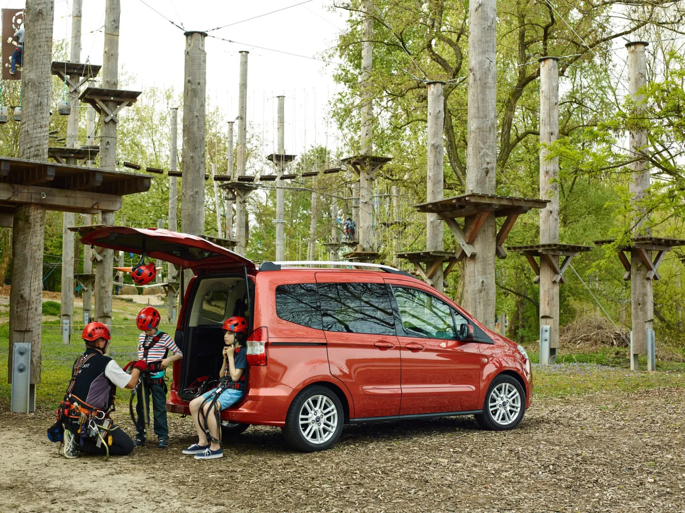 Nowe rodzinne auto już w Polsce! Ford tourneo courier z pojemnym wnętrzem i silnikiem dla oszczędnych. ZDJĘCIA