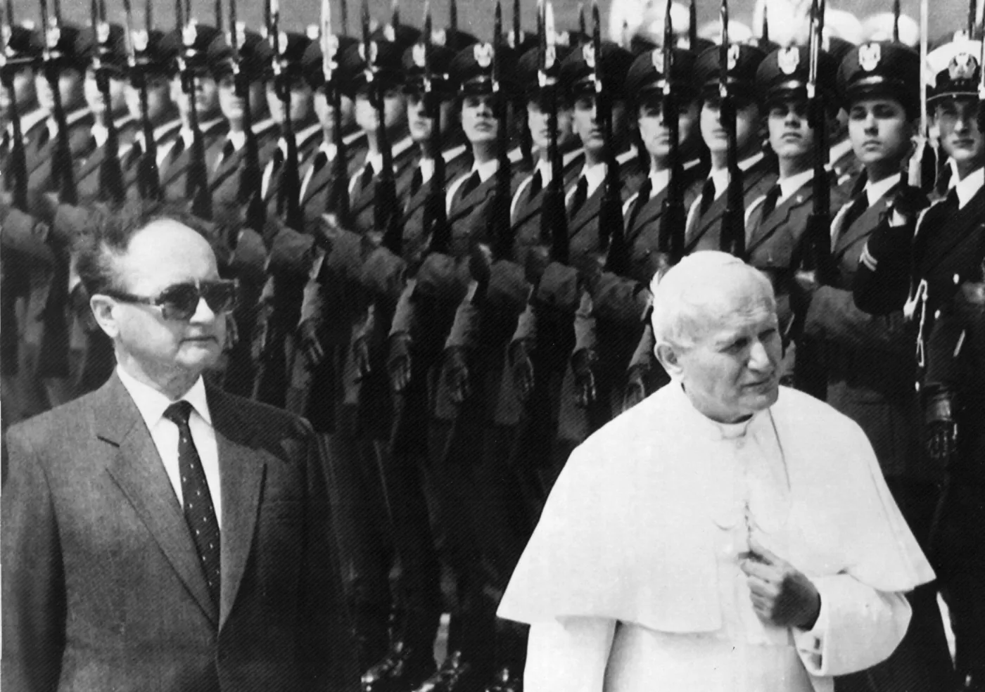 Prof. Roszkowski o Jaruzelskim: Zgwarantował im "miękkie lądowanie"