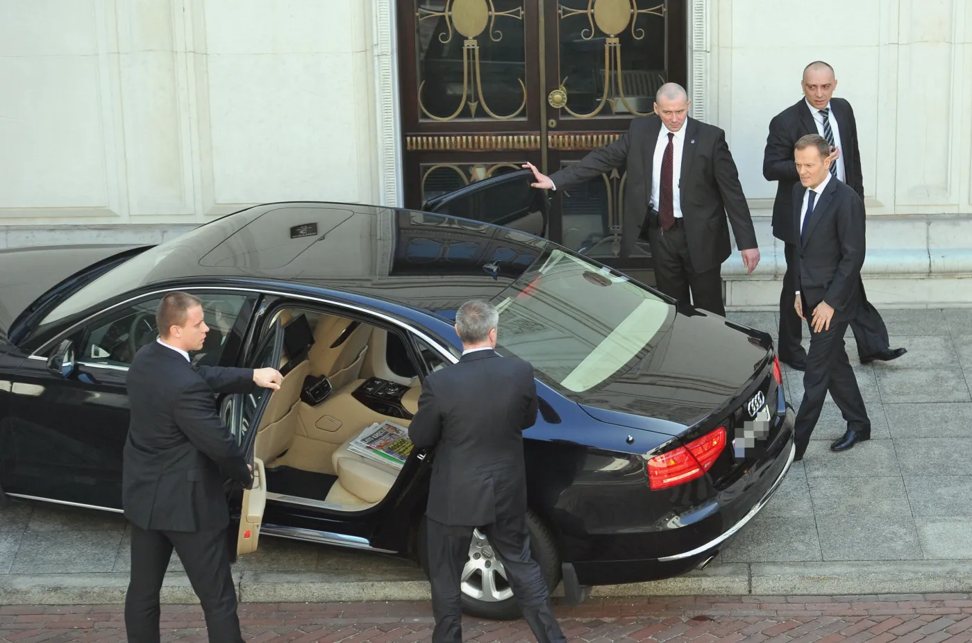 Tak wozi się władza! Zobacz, czym jeździ Tusk, Komorowski, Bieńkowska i spółka. FOTO