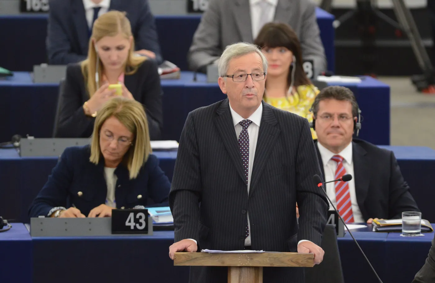 Juncker przedstawia swój program. Gwizdy i okrzyki eurosceptyków
