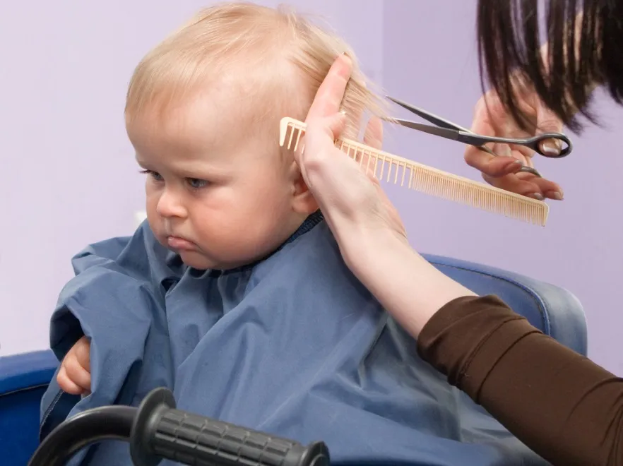 Zaskoczyć, zająć, zagadać? Jak pomóc dziecku przełamać starch przed fryzjerem