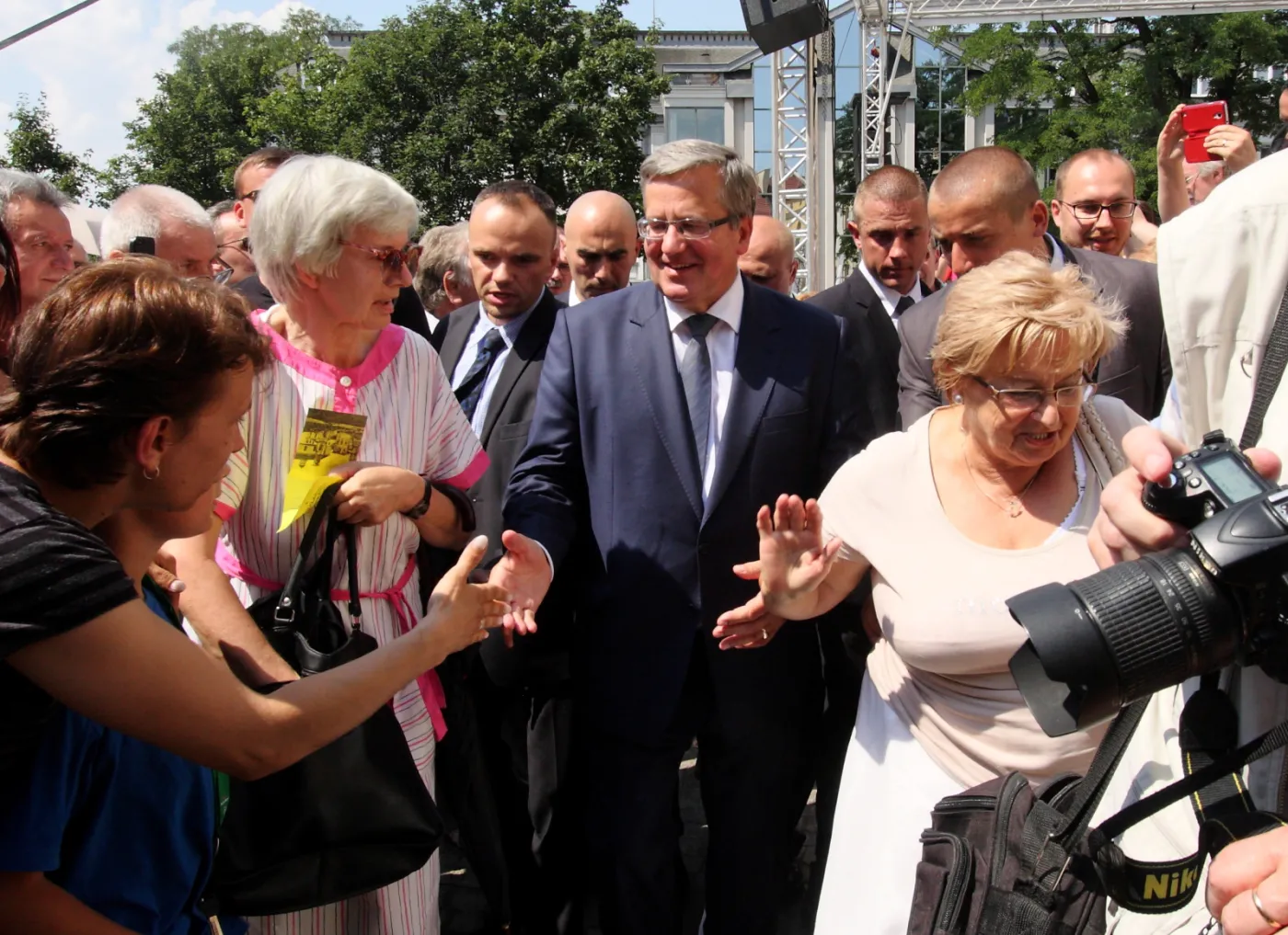 Jedz jabłka z Komorowskim. "Jeszcze nikt nie wygrał wojny ekonomicznej"