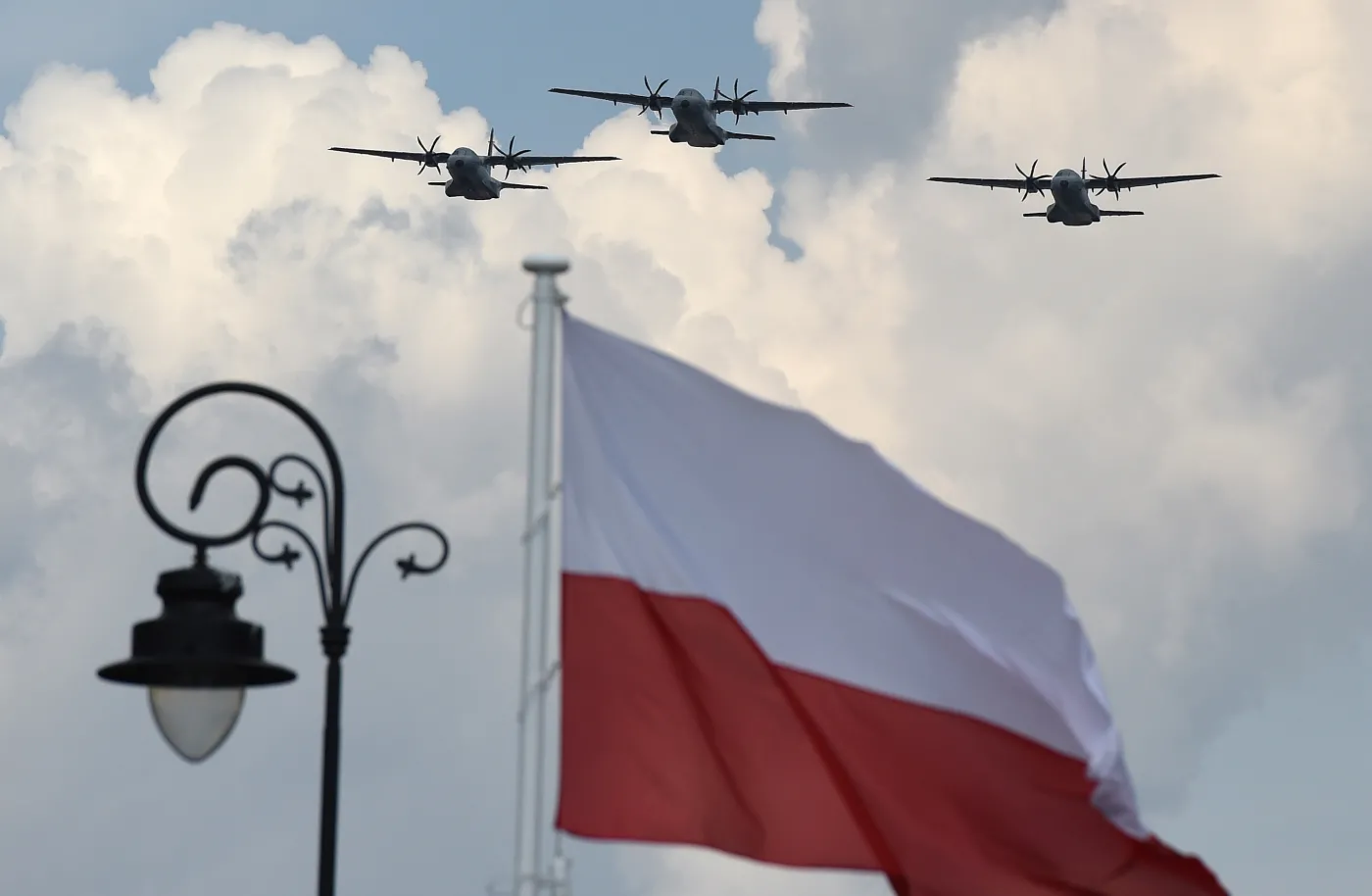 Wojsko Polskie pokazało swą siłę. Rosomaki, leopardy i F16 w Warszawie [ZDJĘCIA]