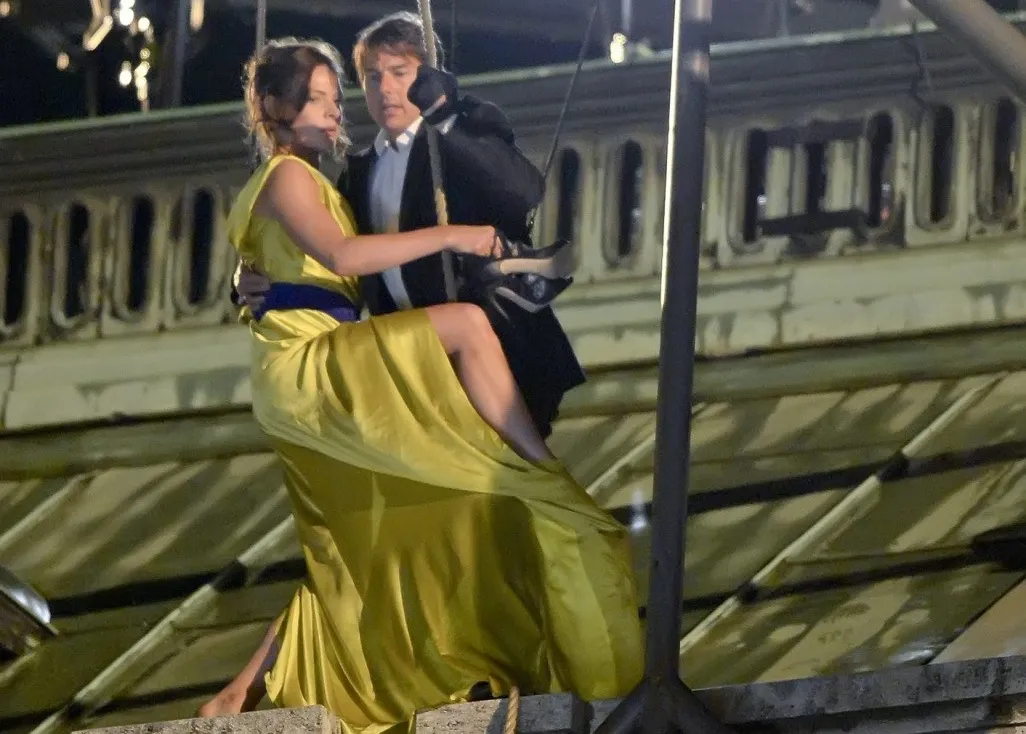 Skok z dachu opery to "Mission: Impossible"? Nie dla Toma Cruise'a! [ZDJĘCIA]