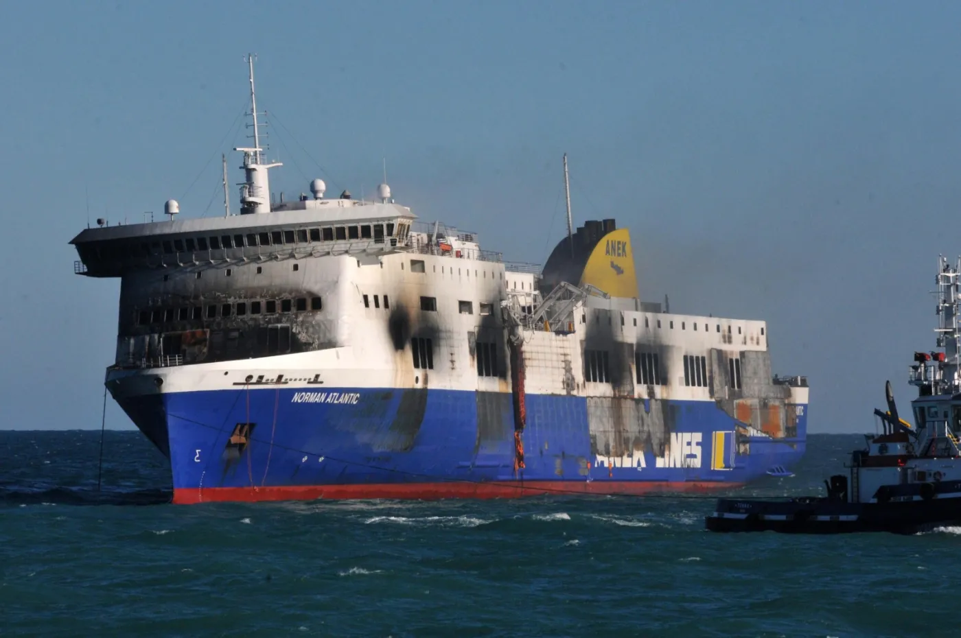 Prom Norman Atlantic wpłynął do portu w Brindisi