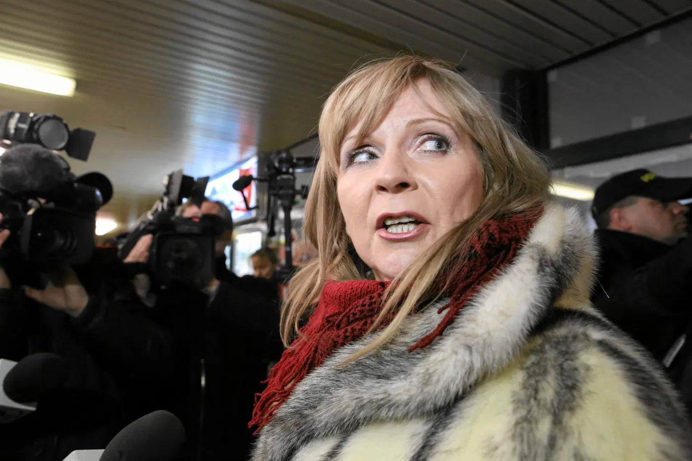 Posłanka Gosiewska pod wpływem alkoholu na lotnisku? Zamieszanie w Charkowie