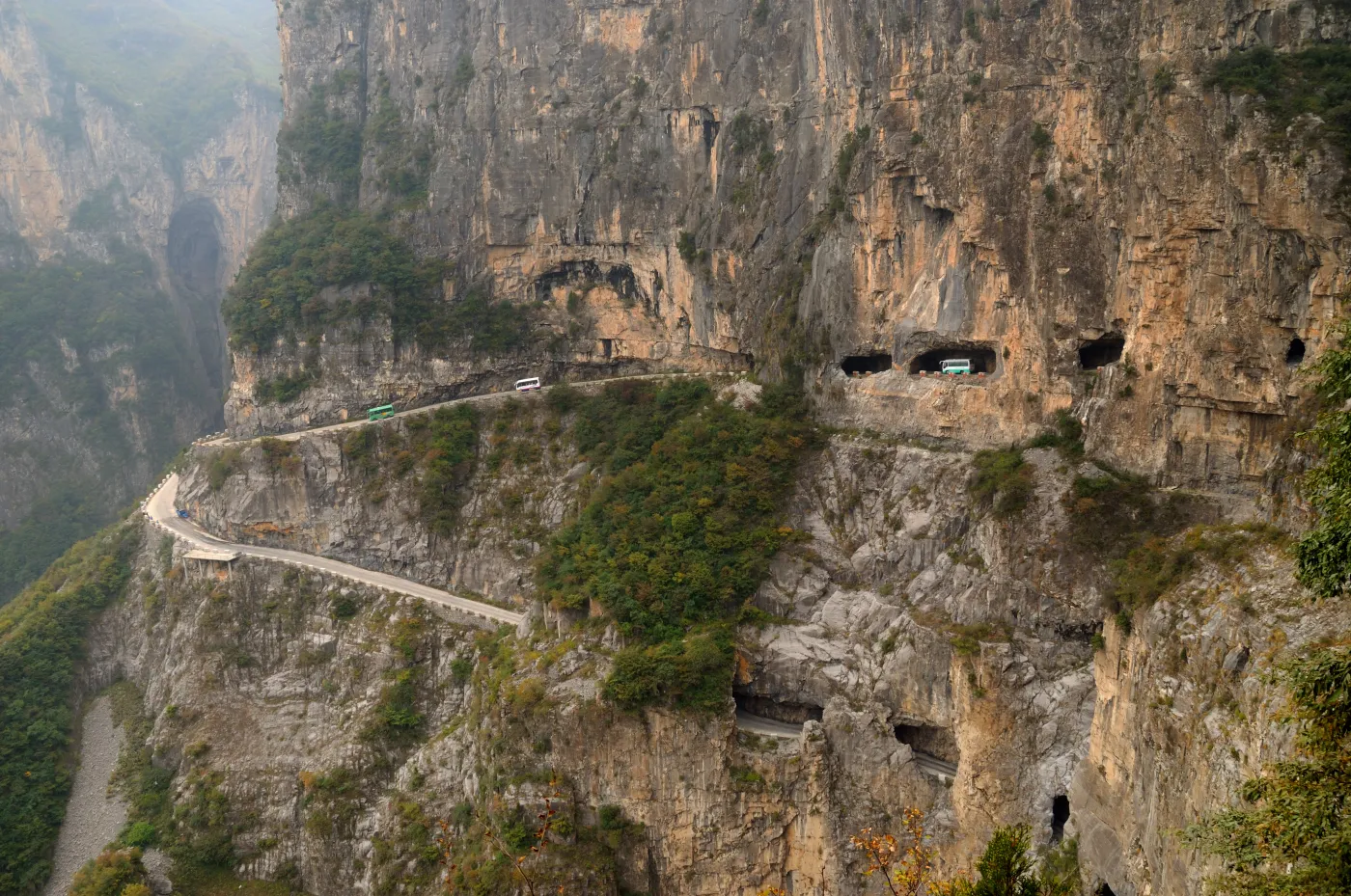 7282495-guoliang-road-tunnel.jpg