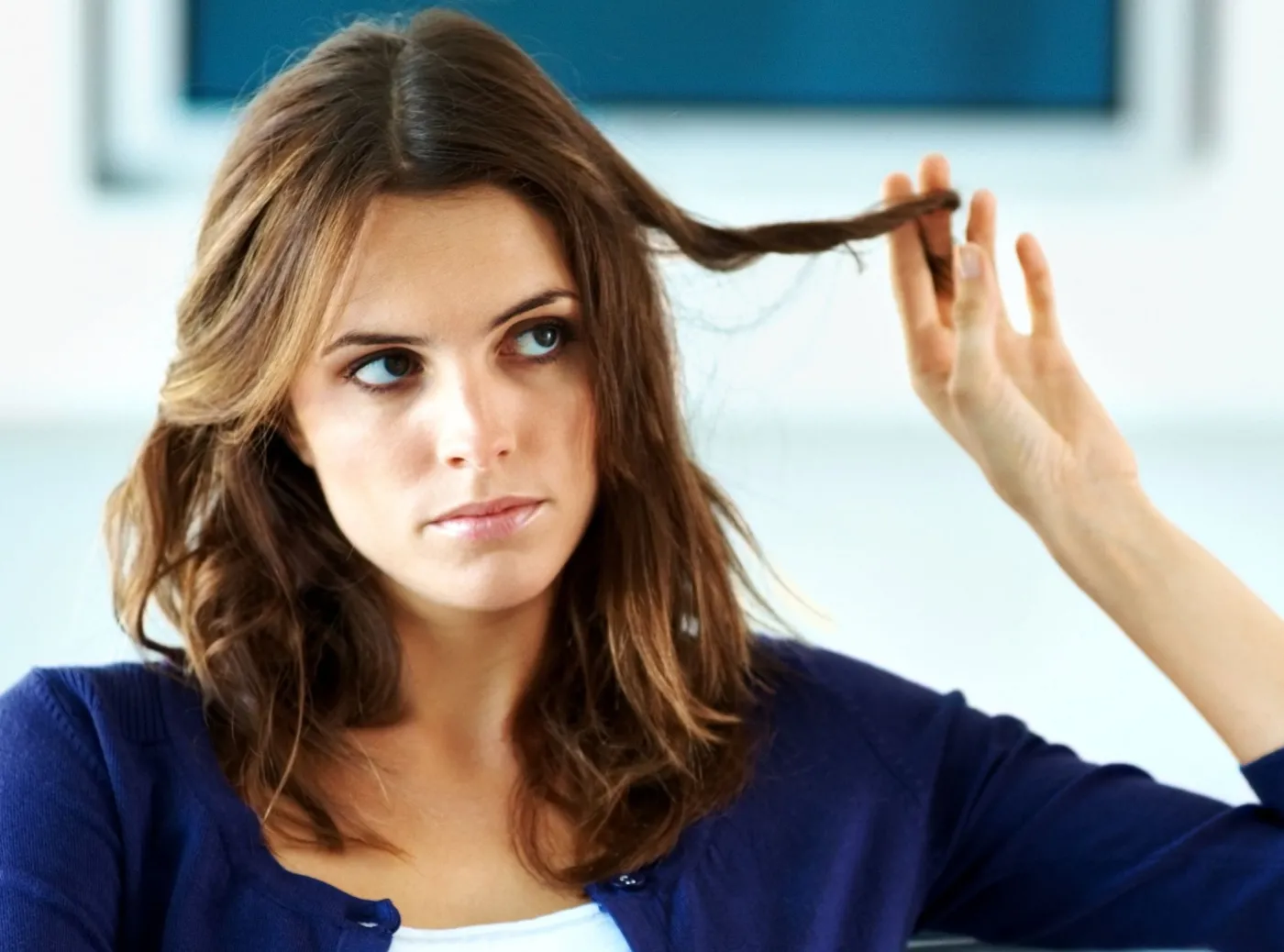 Kobieta dotyka włosy