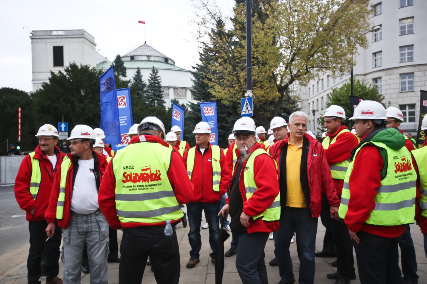 6882035-gornicy-przed-sejmem.jpg