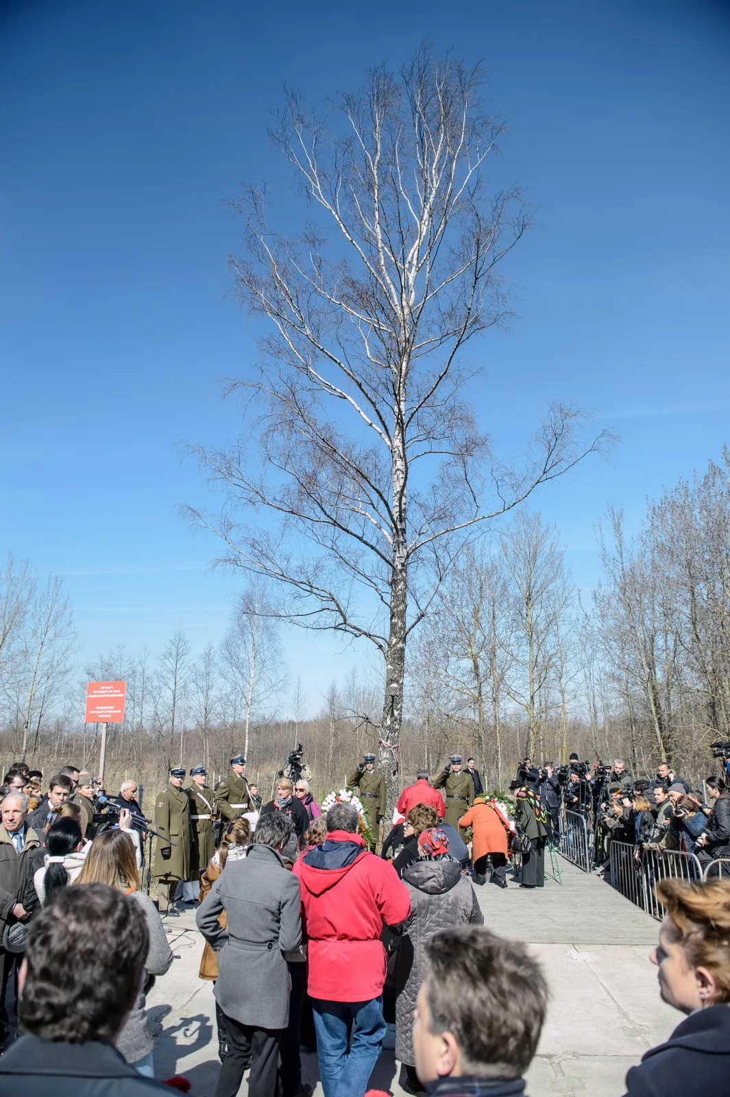 W Smoleńsku zostawiają kawałki święconego chleba