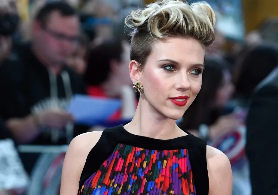 Seksowna Scarlett Johansson z przystojniakami Avengersami [ZDJĘCIA]