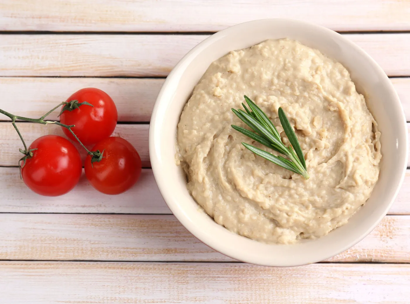 7399023-hummus-z-pomidorami.jpg