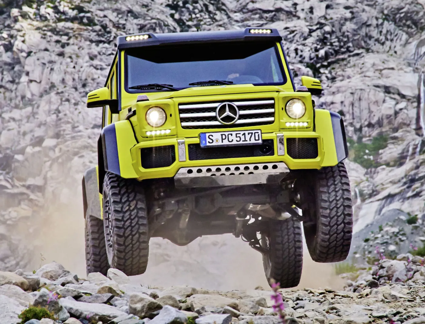 7467985-mercedes-g-500-4x4.jpg