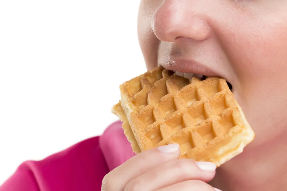 Kobieta jedząca gofry