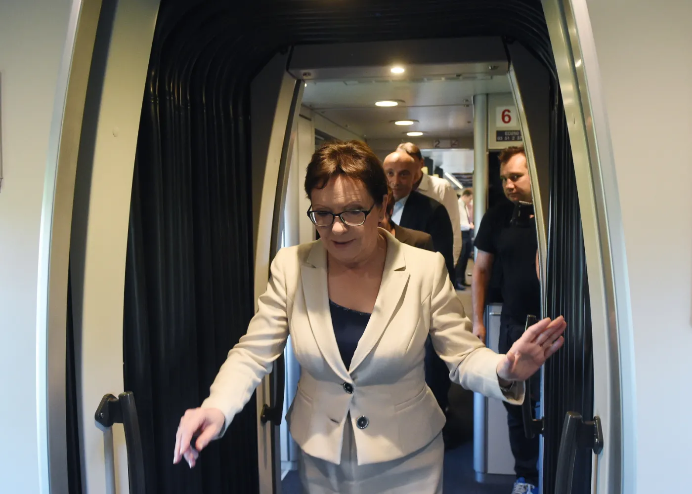 Ewa Kopacz w pociągu