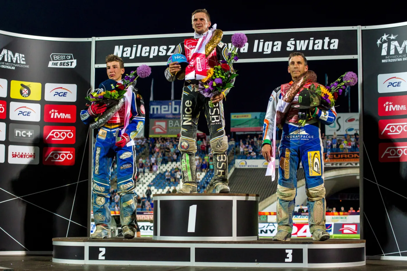 Żużlowcy na podium. Rosjanin Grigorij Łaguta (C) wygrał 2 bm. w Lesznie indywidualne międzynarodowych mistrzostw Ekstraligi na żużlu. W finale pokonał Piotra Pawlickiego (L) oraz Grega Hancocka
