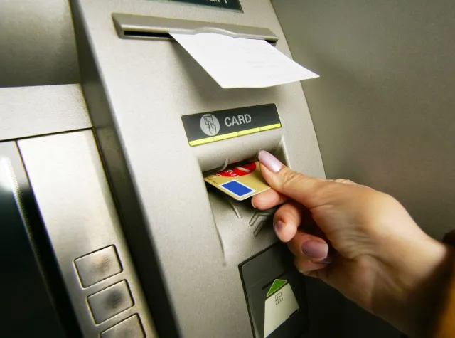 Złodzieje rozpruli bankomat w... rosyjskim parlamencie. ZDJĘCIE