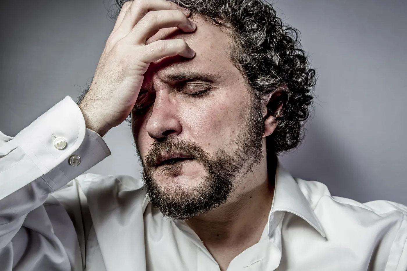 Załamany mężczyzna