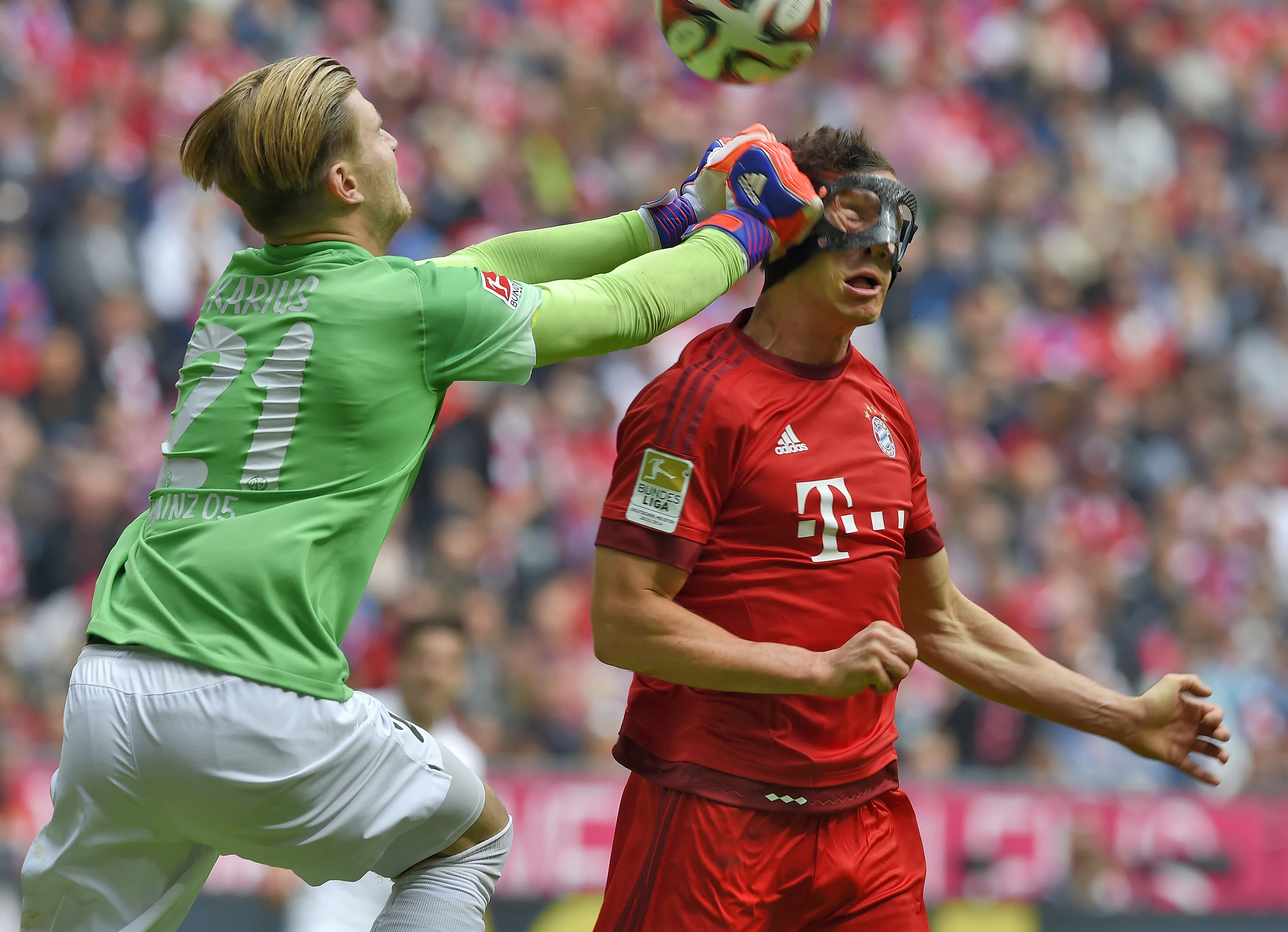 Liga niemiecka: Lewandowski znów dostał w twarz od bramkarza. Ochroniła ...