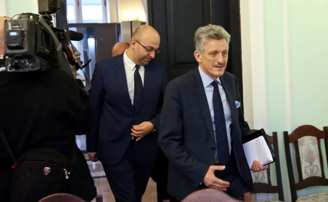 Dwugłos w PiS o TK. "Przy obecnym Trybunale nie rozwalimy układu" kontra "Idziemy za ostro"